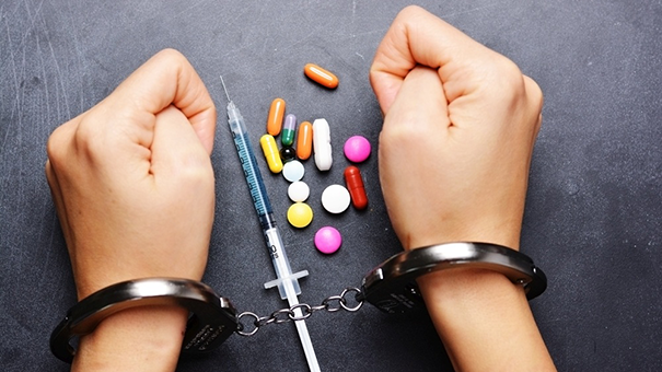 «Аптечная наркомания»: приостановление лицензии происходит лишь в 10 % случаев
